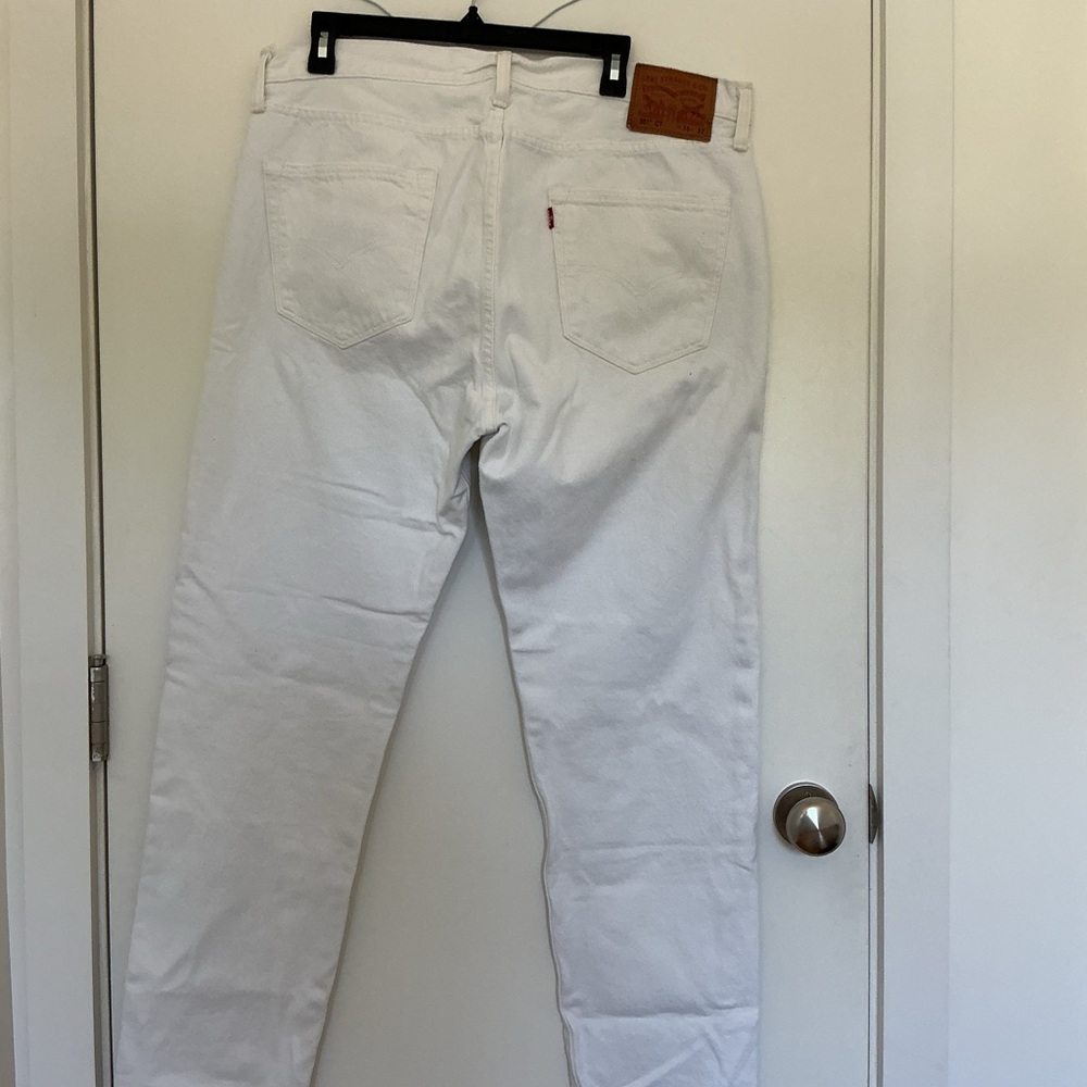 Levi's White Jeans with Leather Patch - Picture 3 of 3